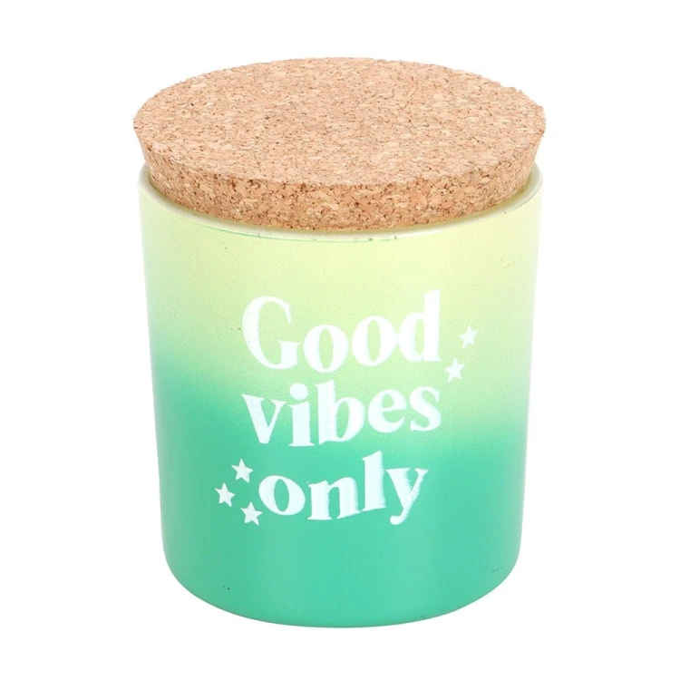 Świeca Good Vibes Only w zielono-żółtym szkle z korkowym wieczkiem.