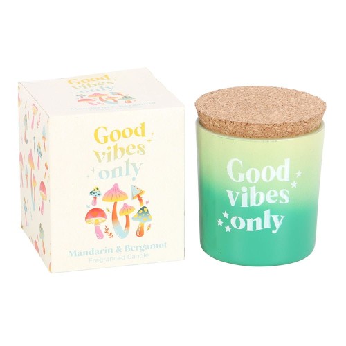 Świeca zapachowa z napisem Good Vibes Only obok opakowania z motywem grzybków.
