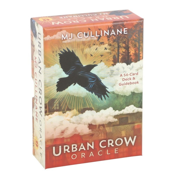 Opakowanie talii Urban Crow Oracle z ilustracją kruka na tle zachodu słońca.