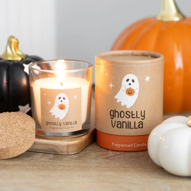 Zapalona świeca Ghostly Vanilla w jesiennej aranżacji z dyniami i ozdobami.