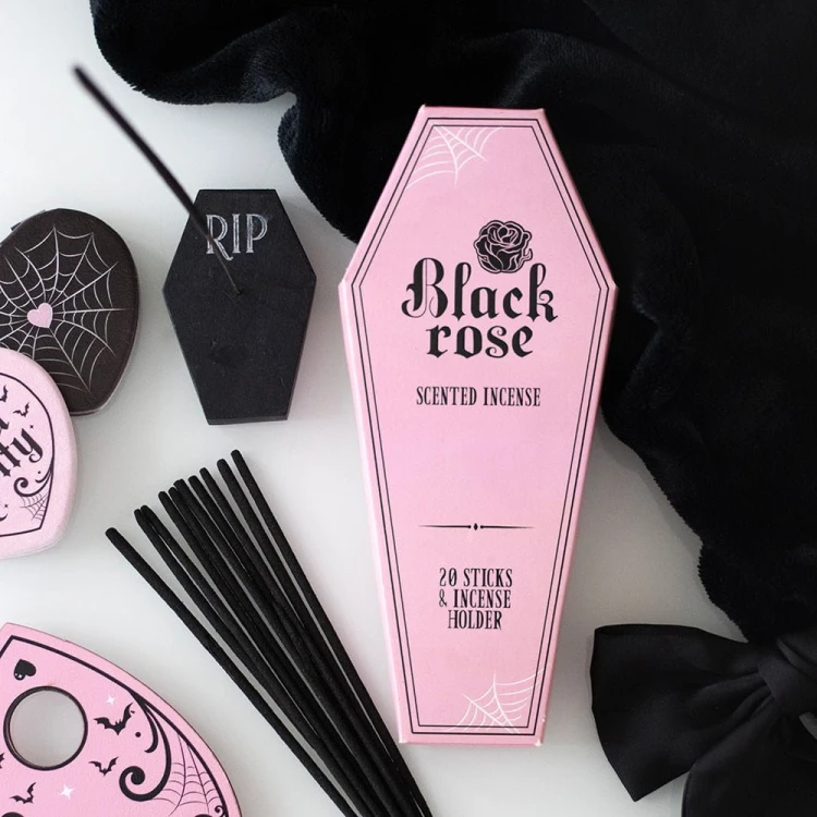 Zestaw kadzidełek Black Rose z czarną podstawką w kształcie trumny z napisem RIP oraz różowym opakowaniem o gotyckim stylu.
