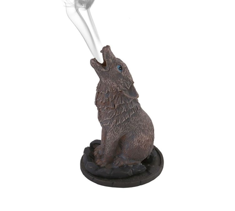 Kominek na kadzidełka stożkowe w kształcie wyjącego wilka, z dymem unoszącym się z pyska, projekt Lisa Parker.