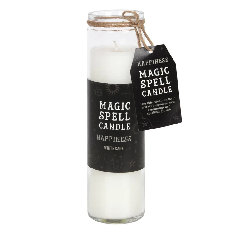 Biała świeca w szklanym słoju z etykietą „Magic Spell Candle – Happiness”, stojąca na tle kominka w stylu magicznym.