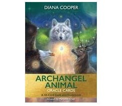Talia kart „Archangel Animal Oracle Cards” Diany Cooper z magicznymi ilustracjami zwierząt i Archaniołów, w pastelowej oprawie z wilkiem, jeleniem i wielbłądem.