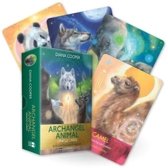 Talia kart „Archangel Animal Oracle Cards” Diany Cooper z magicznymi ilustracjami zwierząt i Archaniołów, w pastelowej oprawie z wilkiem, jeleniem i wielbłądem.