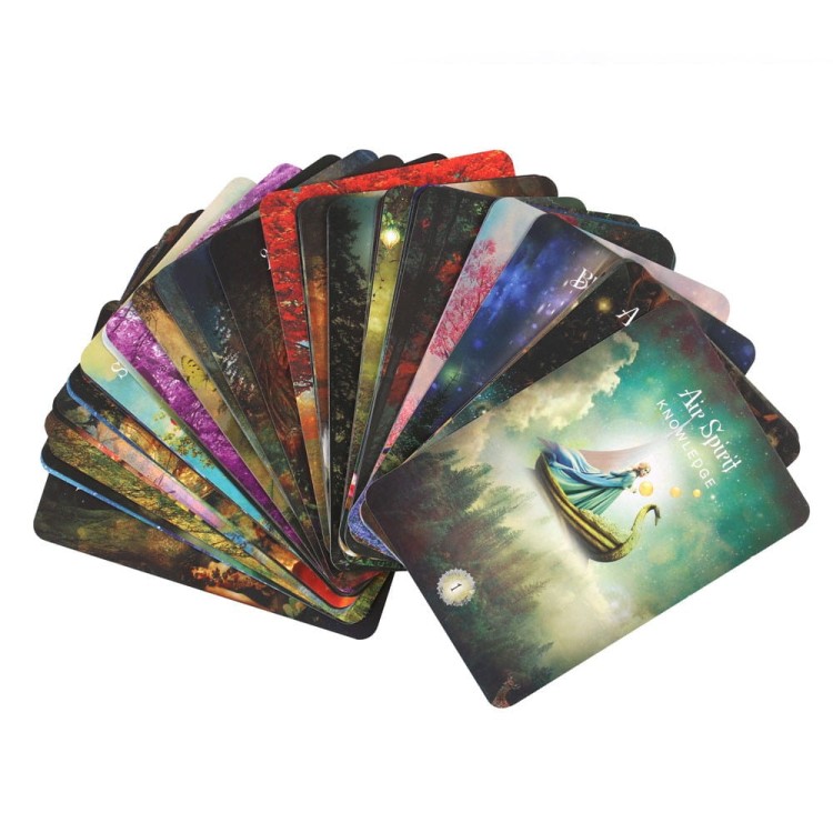 Rozsypane karty The Sacred Forest Oracle z eterycznymi ilustracjami duchów natury i magicznego lasu.