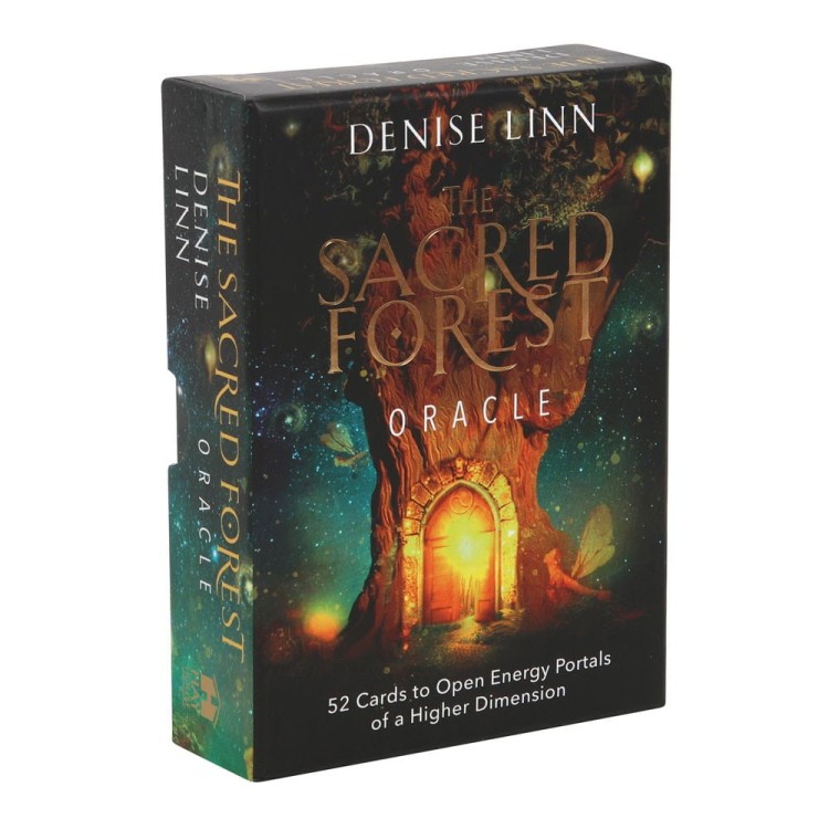 Pudełko The Sacred Forest Oracle autorstwa Denise Linn z motywem drzewa i świetlistego portalu w pniu.