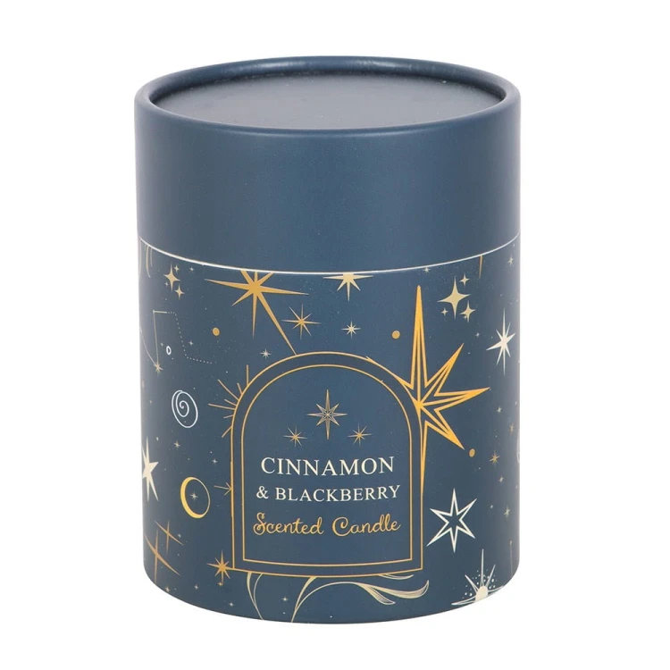 Świeca zapachowa Starry Night w eleganckim niebieskim opakowaniu z motywem gwiazd.