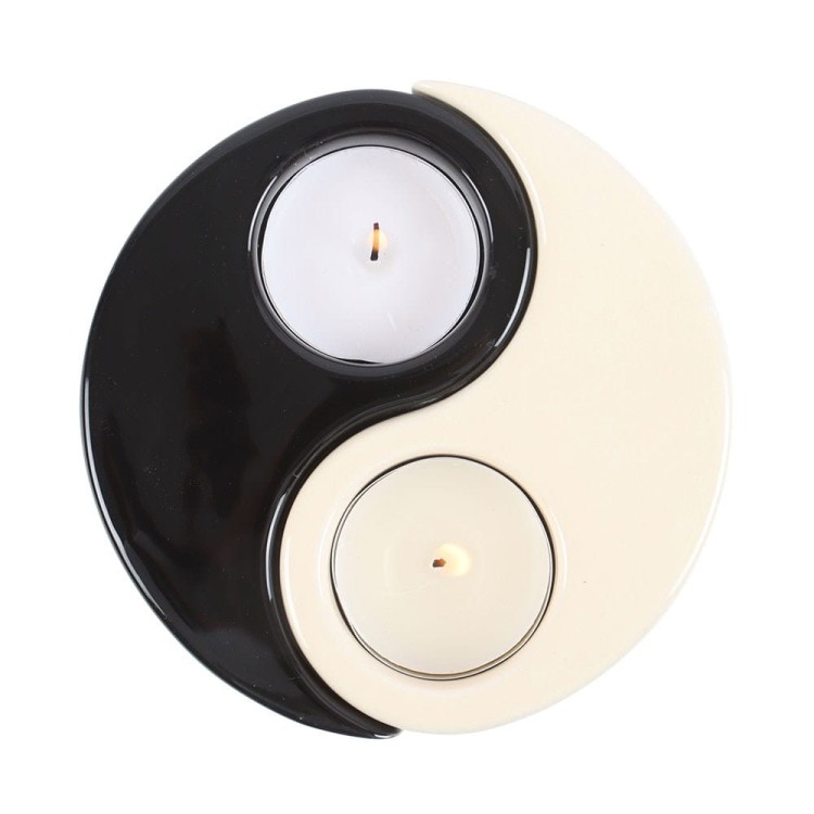 Ceramiczny świecznik Yin Yang z zapalonymi dwiema świecami tealight – symbol równowagi i harmonii.