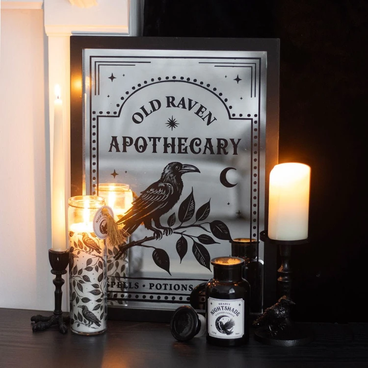 Gotycka świeca w szklanej tubie Mystic Raven Deadly Nightshade z motywem kruka i liści belladonny.
