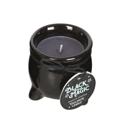 Czarna świeca rytualna Black Magic Protection w ceramicznym kociołku – symbol ochrony i oczyszczenia.