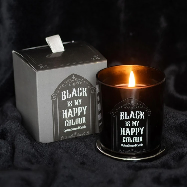 Płonąca czarna świeca z napisem Black is My Happy Colour – klimat magii i mroku.