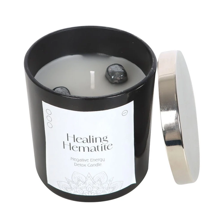 Świeca rytualna Healing Hematite z zatopionymi kamieniami hematytu.