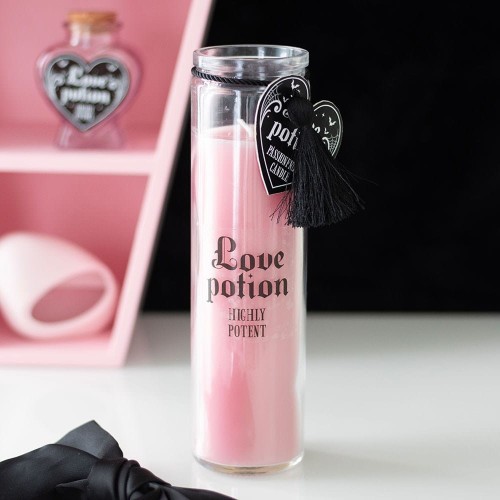 Świeca Love Potion Passionfruit w gotyckim stylu, idealna na rytuały miłosne i romantyczne chwile.