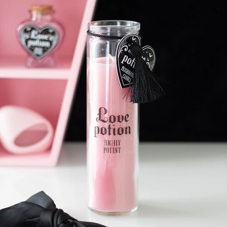 Świeca Love Potion Passionfruit w gotyckim stylu, idealna na rytuały miłosne i romantyczne chwile.