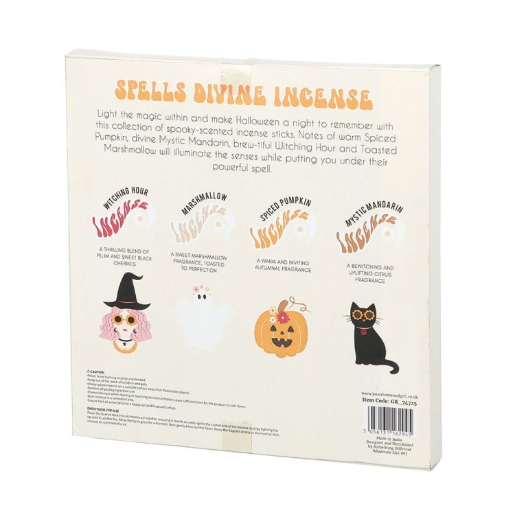 Zestaw czterech halloweenowych kadzideł Spells Divine w ozdobnym pudełku z ilustracjami czarownicy, ducha, dyni i czarnego kota.
