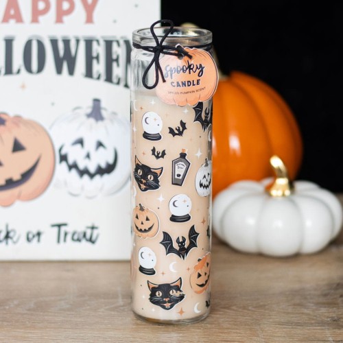 Zapalona świeca Spooky Spiced Pumpkin w halloweenowej aranżacji z dyniami.