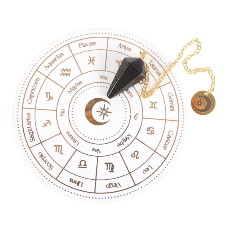 Czarny kryształowe wahadełko leżące na astrologicznej tablicy symboli.