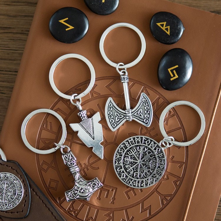 Brelok Vegvisir Pathfinder – nordycki kompas ochrony i prowadzenia, zdjęcie na runicznym tle