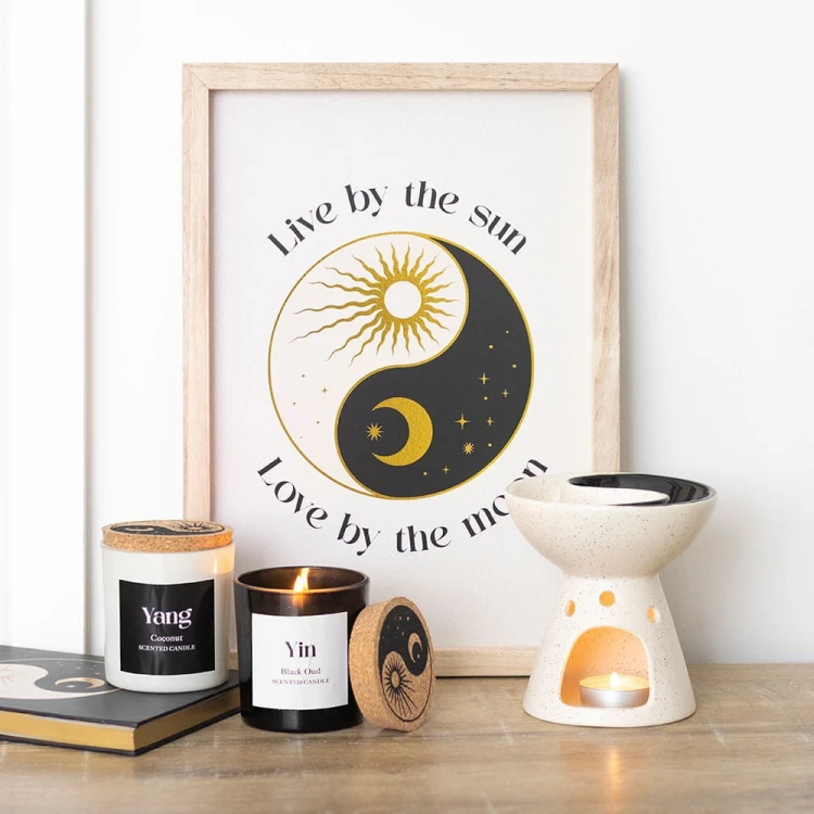 estaw świec Yin Yang, świeca Yang coconut i świeca Yin Black Oud w rytualnej aranżacji