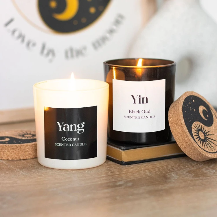 close-up świec Yin Yang w szklanych pojemnikach – aromaty coconut i black oud