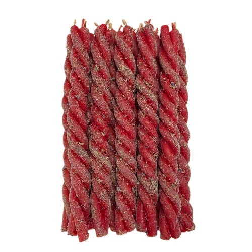 Czerwone skręcane świece rytualne pokryte suszoną lawendą.