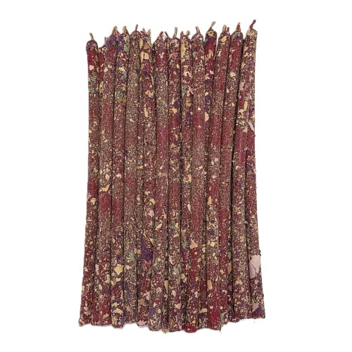 Czerwone rytualne świece intencyjne pokryte suszonymi płatkami róży.