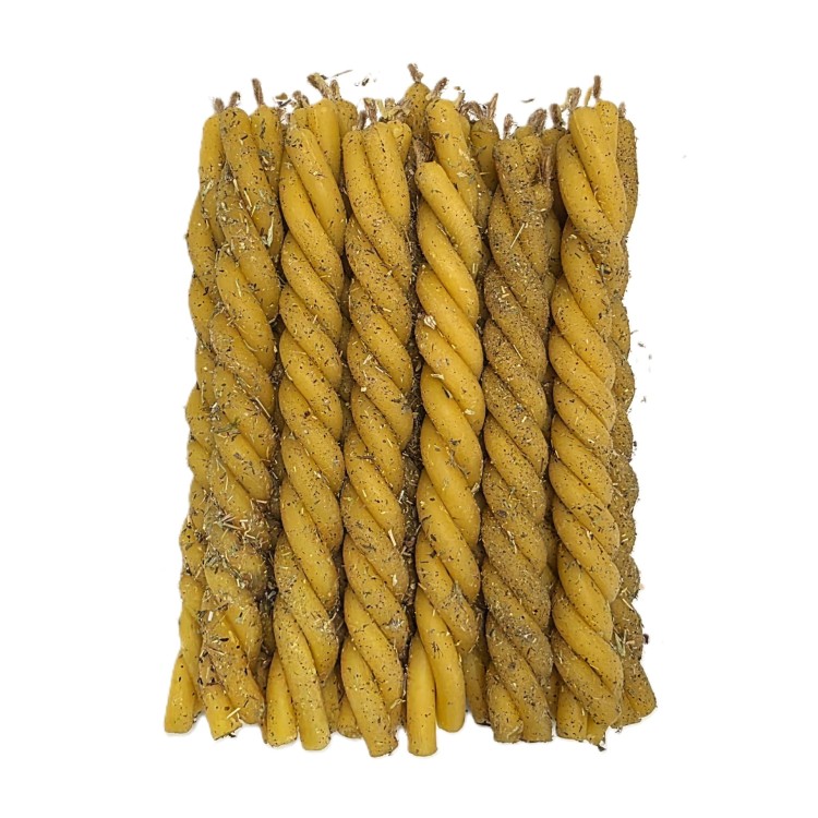 Ręcznie skręcana rytualna świeca intencyjna pokryta suszoną macierzanką.