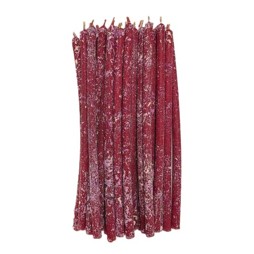 Ręcznie wykonana czerwona świeca rytualna pokryta płatkami piwonii — świeca na miłość.