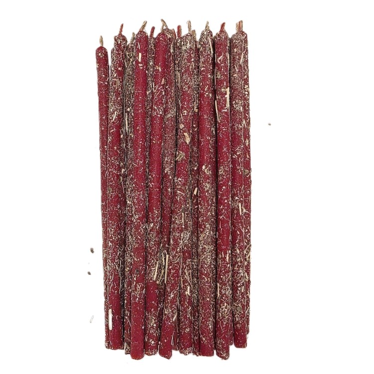 Czerwona świeca rytualna pokryta żeń-szeniem syberyjskim — świeca mocy i energii życiowej.