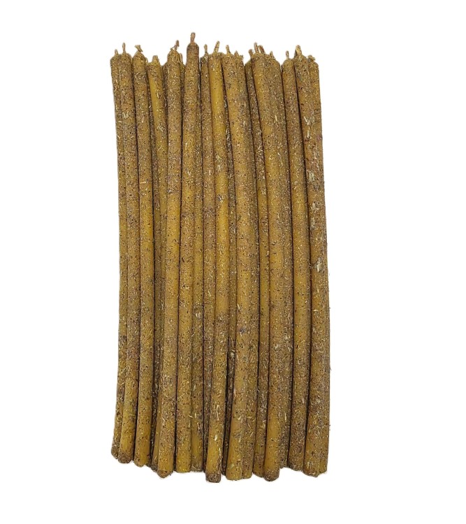 Naturalna rytualna świeca z lawendą w kolorze miodowym — świeca relaksu i harmonii.