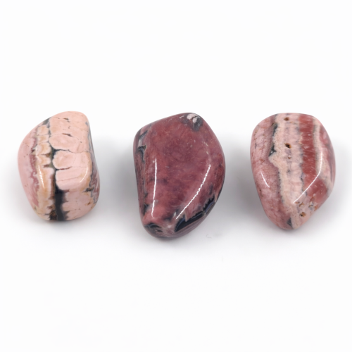 Polerowany rodochrozyt – kamień harmonii serca i miłości własnej o łagodnej, uzdrawiającej energii.