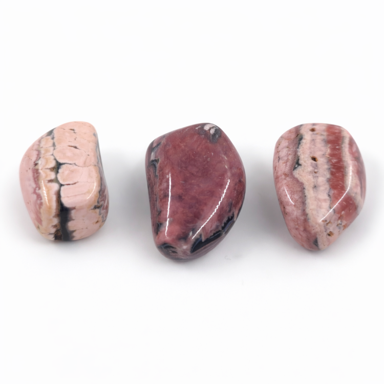 Polerowany rodochrozyt – kamień harmonii serca i miłości własnej o łagodnej, uzdrawiającej energii.