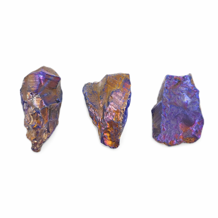 Kryształ górski aura surowy – naturalny kamień energetyczny z tęczową, metaliczną poświatą na białym tle