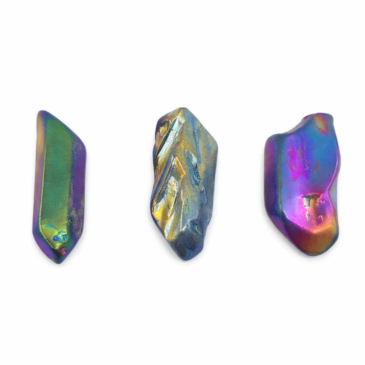 Kryształ górski aura benzynka mały – tęczowy kamień ochronny o metalicznej poświacie na białym tle