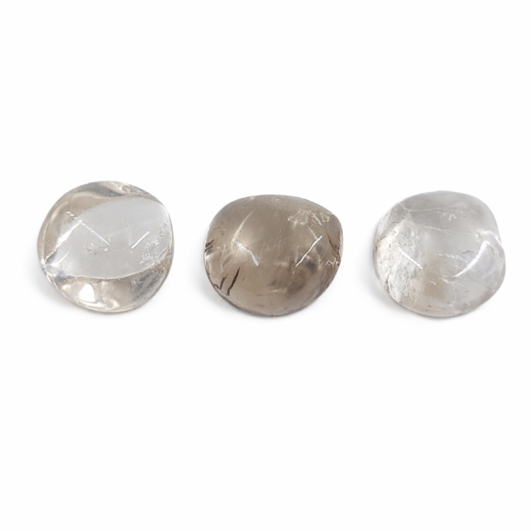 Polerowany kryształ górski dymny o uziemiającej i stabilizującej energii.