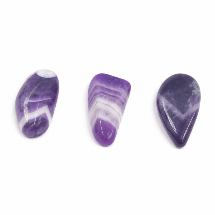 Ametyst łuski w polerowanej formie o wyciszającej, oczyszczającej energii.