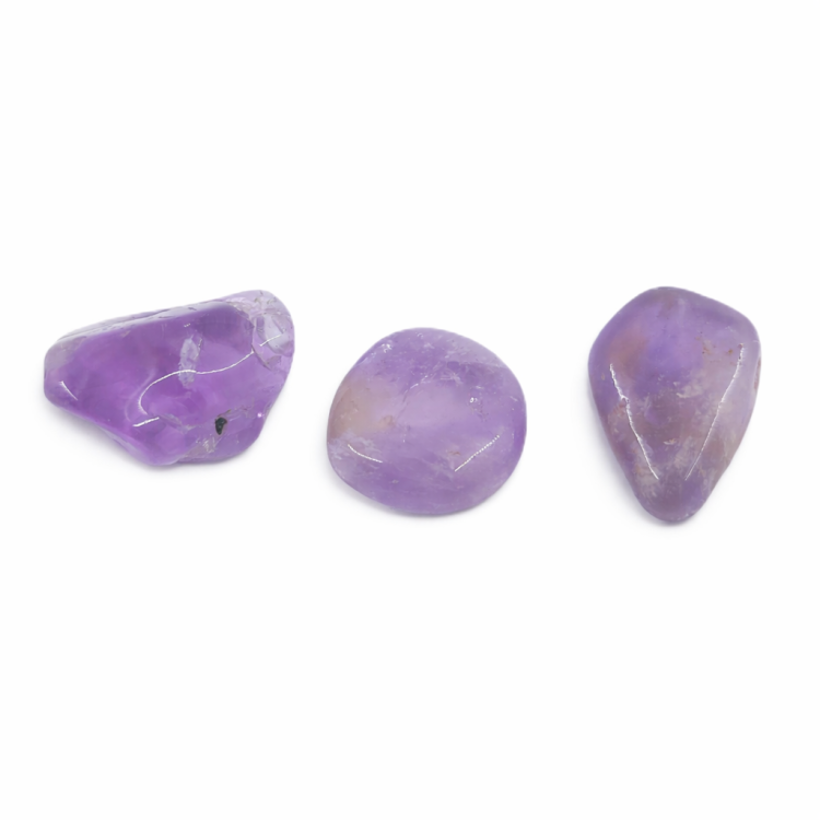 Polerowany ametyst o wyciszającej i ochronnej energii intuicji.