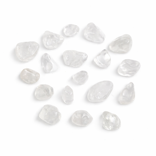 Drobny polerowany kryształ górski o oczyszczającej i wzmacniającej energii.