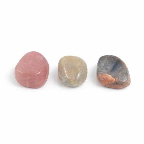 Polerowany kamień księżycowy z Indii o intuicyjnej, kojącej energii.