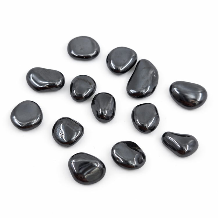 Polerowany hematyt o uziemiającej, stabilizującej energii ochronnej.