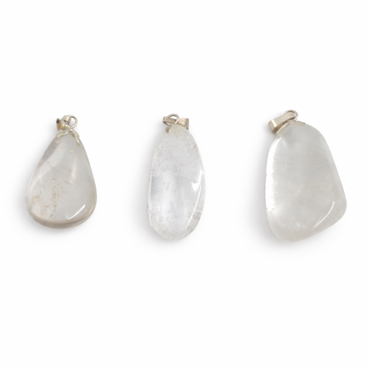 Zawieszka z kryształu górskiego – polerowany amulet o oczyszczającej i wzmacniającej energii.