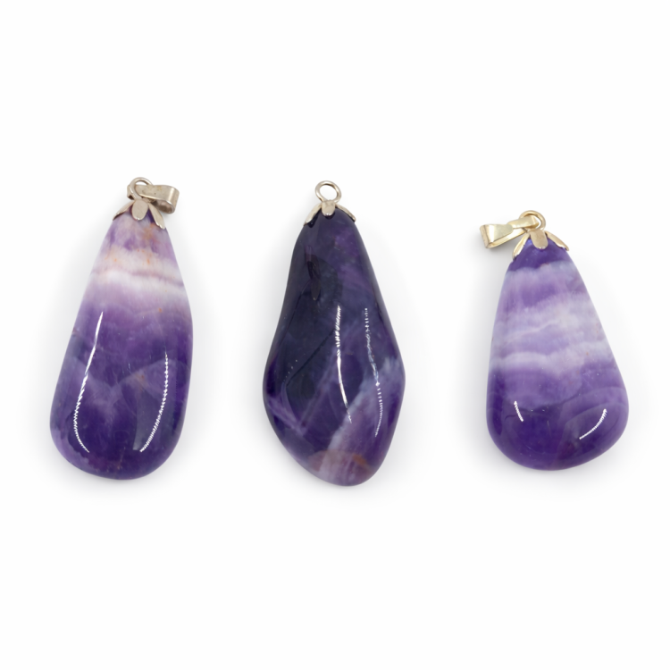 Zawieszka z ametystu – polerowany amulet o wyciszającej, ochronnej energii intuicji.