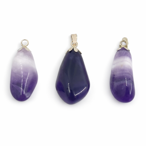 Zawieszka z ametystu – mały, polerowany amulet wyciszenia i ochrony energetycznej.