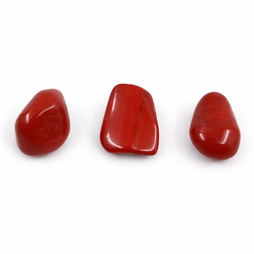 Polerowany jaspis czerwony o uziemiającej energii witalności, odwagi i stabilnego działania.
