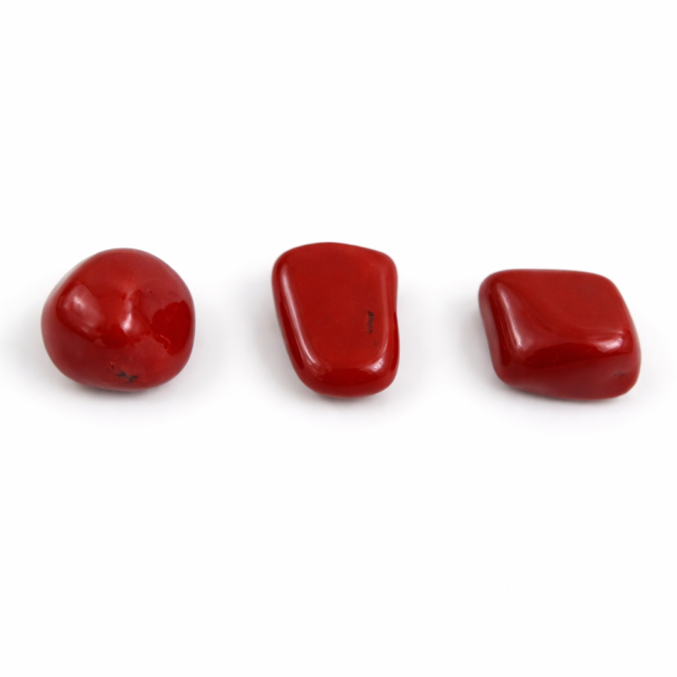 Mały polerowany jaspis czerwony o energii uziemienia, wytrwałości i spokojnej odwagi.