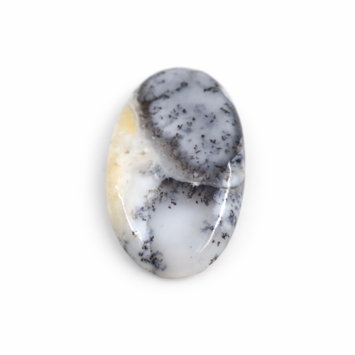 Opal Dendrytowy – gładko polerowany kamień o subtelnej, intuicyjnej energii wyciszenia.