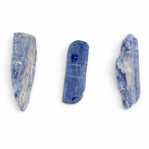 Surowy kyanit w niebieskiej barwie – kamień klarowności, komunikacji i spokojnej energii ochronnej.