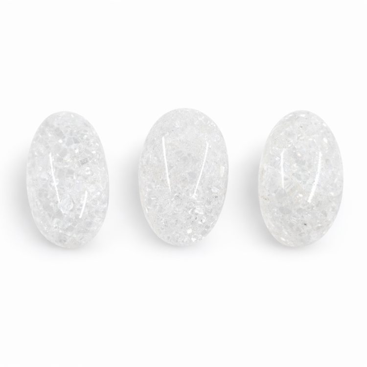 Bębnowany kwarc lodowy – jasny kamień o oczyszczającej energii klarowności i spokoju.