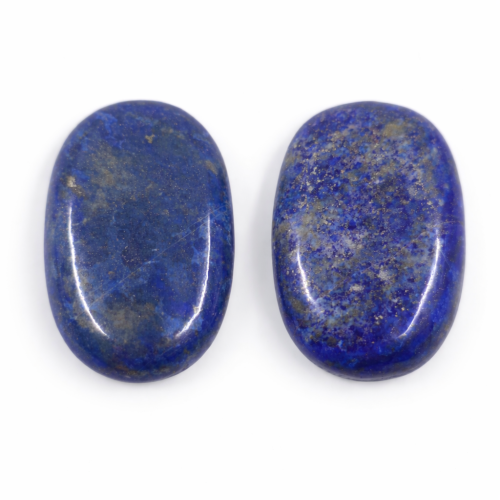Polerowany lapis lazuli w kształcie owalu – kamień mądrości, prawdy i intuicyjnej ochrony.